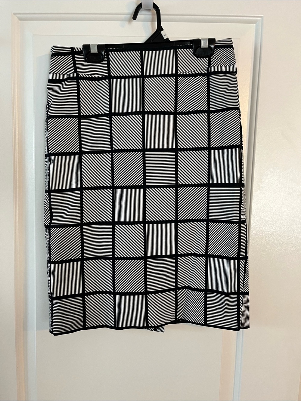 Ann Taylor Black and White Grid Pencil Skirt- Light weight Summer fabric